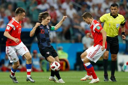 El habilidoso Modric maniobra entre dos rusos