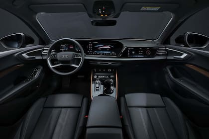 El habitáculo de los A5 y A5 Avant presenta una pantalla curva OLED que son dos pantallas unidas (de instrumentación de 11,9 pulgadas y de infoentretenimiento de 14,5 pulgadas).