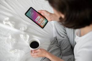 El hábito de controlar el teléfono apenas nos despertamos provoca que el cerebro se prepare para la distracción y no para la productividad