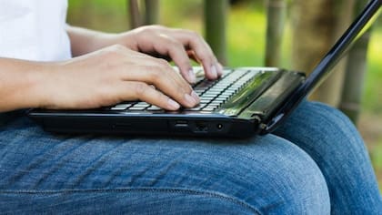 El hábito de llevar una computadora portátil en el regazo representa un riesgo adicional para la fábrica de espermatozoides