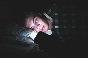 El hábito que caracteriza a las personas menos inteligentes, según la IA