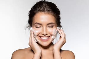 El hábito que muchos omiten en las noches: evitarlo provoca acné y envejecimiento prematuro