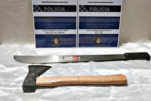 El hacha y el machete que fueron incautados (0221)
