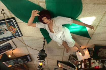 El hada Verde de la Absenta, colgada del techo del bar