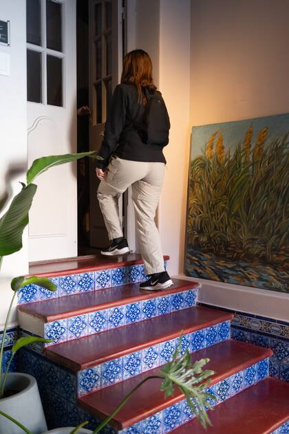 El hall con piso de mosaico y mayólicas antiguas es de los primeros tiempos