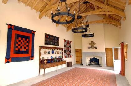 El hall cuenta con una chimenea funcional y detalles en roble provenientes del Ducado de Cornualles, usados también en puertas y contraventanas