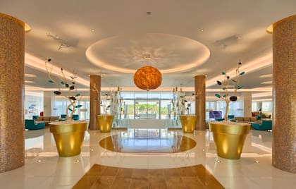 El hall de entrada al alojamiento Epic Sana en Algarve brinda espacios amplios con detalles de diseño