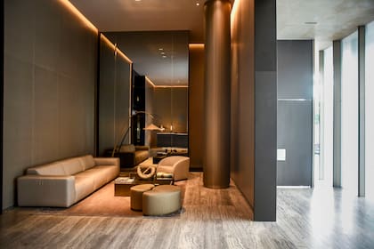 El hall de entrada con muebles de diseño exclusivo de la marca Armani/Casa