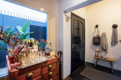 El hall de entrada, con perchero en forma de tiradores.