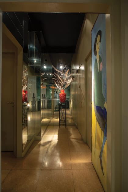 El hall de entrada está revestido con vidrio reciclado de diferentes trabajos que hizo para eventos.