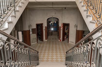 El Hall hoy, donde todavía se aprecia su piso damero y escaleras de mármol