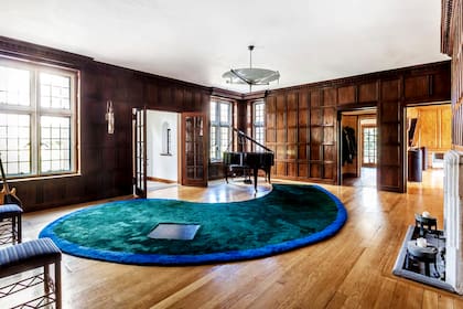 El hall principal mantiene el estilo clásico de la casa, con revestimientos de madera y elementos arquitectónicos de los años 30