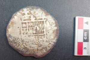Una moneda de plata de 440 años reveló dónde estaba la colonia española que terminó como Puerto del Hambre