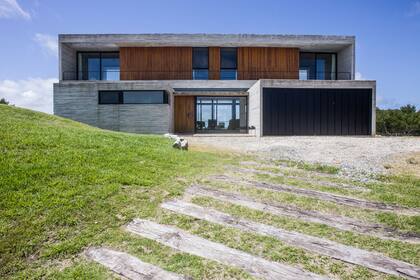 El hallazgo de un lote con vistas abiertas hacia el golf completó esa idea con una obra que se impone por su pureza material.