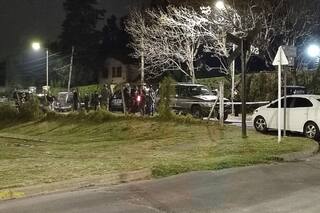 Encuentran a una mujer muerta dentro de un auto estacionado junto al corredor verde