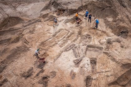 El hallazgo incluye dos necrópolis, una que tiene cuerpos enterrados desde el siglo XVII hasta el XIX y otra que abarca los entierros de todo el siglo XVIII, cuando una peste negra arrasó la región