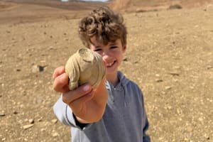 Tiene ocho años, buscaba un objeto que pudiera mostrar en su clase y de casualidad encontró un tesoro romano