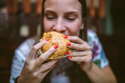 ¿El hambre emocional es lo mismo que la compulsión por la comida?