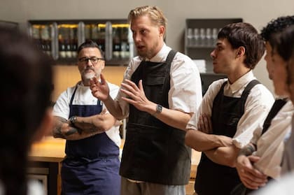 El hambre que me faltaba volvió. Entré al lugar y me sentí creativo de nuevo”, dice Bertil, quien hoy es el jefe de hospitalidad de Ness, y lidera su servicio, poniendo cuidado en cada detalle.