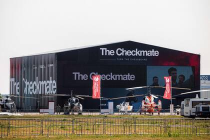 El hangar donde guardan el prototipo del nuevo Sukhoi "Checkmate"  (Photo by Dimitar DILKOFF / POOL / AFP)