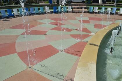 El Harbourside Place tiene una sección de descanso con una fuente