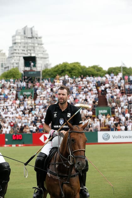 El hasta hace un mes número 3 de Ellerstina, antes de la última final del Argentino Abierto; se queja del estado de la cancha en el partido más importante del año.