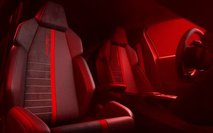 El hatchback compacto cuenta con tapizados y detalles deportivos