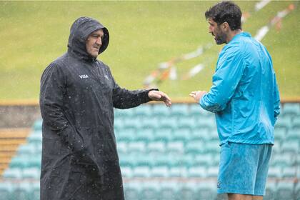 El head-coach Mario Ledesma y Juan Fernández Lobbe, bajo la lluvia de Sydney