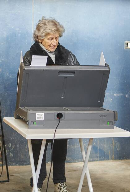 "El hecho de votar primero detrás de un biombo y luego con la máquina duplicó el tiempo, porque no todas las autoridades permitieron el ingreso de dos personas en forma paralela", argumenta Piqué