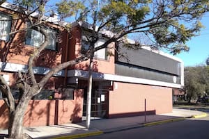 Alumnos bonaerenses simularon fusilamientos en sus colegios para presentar el buzo de egresados