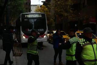 Una mujer fue atropellada mientras bajaba de un colectivo y debieron amputarle un pie
