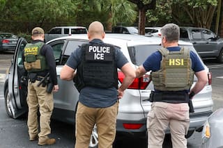 Son migrantes, fueron al DMV a renovar la licencia y los detuvo el ICE tras un llamado de un vecino