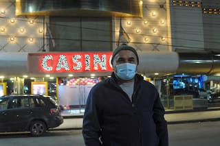 Un albañil denuncia que ganó $100 millones en el tragamonedas del casino y que no quieren darle la plata