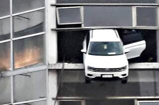 Insólito: un auto quedó colgando del segundo piso de una concesionaria