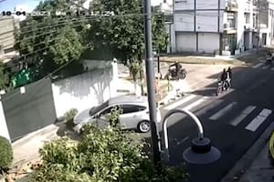 Olivos: un grupo de motochorros lo persiguió y se tiró del auto en movimiento