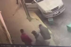 El hecho quedó registrado en las cámaras de seguridad de la zona