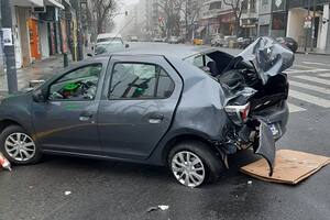 Impactó contra autos estacionados, atropelló a una persona y trató de escapar: tenía 1,39 gramos de alcohol en sangre