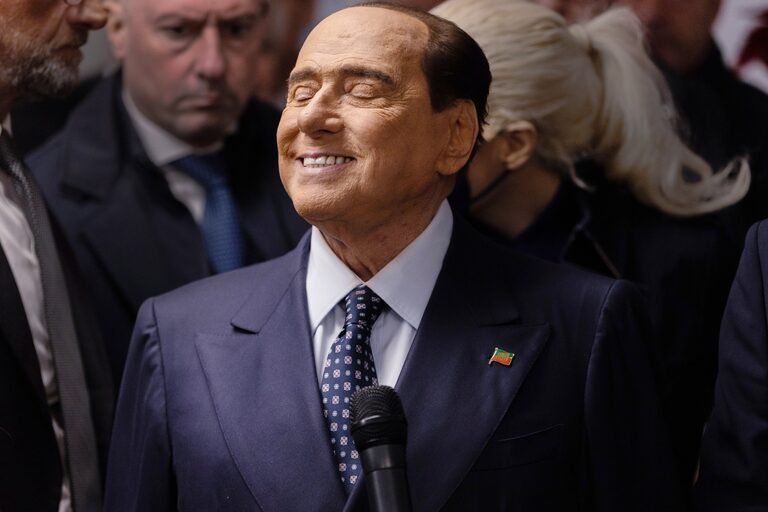 Silvio Berlusconi: tomó su helado favorito antes de morir cuando visitó una urbanización que construyó en las afueras Milán 