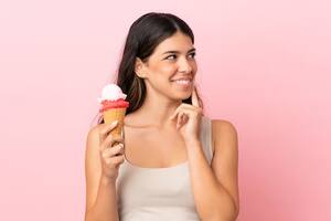 Cuáles son los “tres grandes mitos” alimenticios del verano y qué bebida alcohólica es la que más resaca provoca