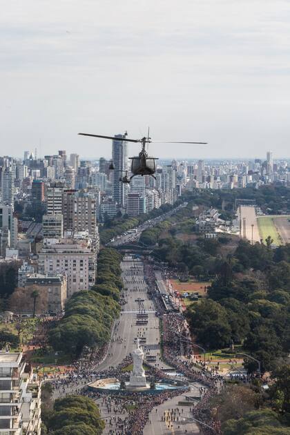 El helicóptero Bell UH-1H, en lo más alto