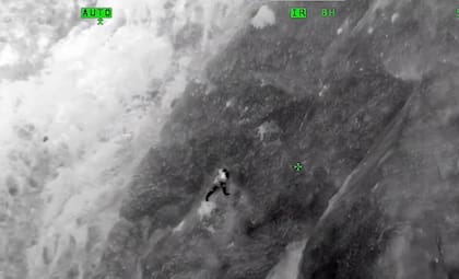 El helicóptero de rescate utilizó imágenes térmicas para encontrar al senderista extraviado