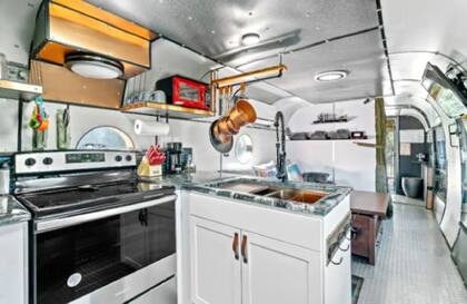 El helicóptero del ejército que ahora es un alojamiento de Airbnb