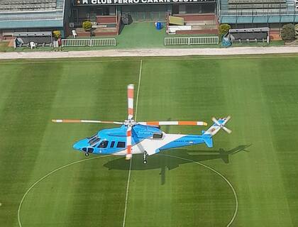 El helicóptero del Presidente, aterrizando en el estadio de Ferro, cerca de la casa de Mex Urtizberea, donde Alberto Fernández dio la entrevista a radio Nacional Rock