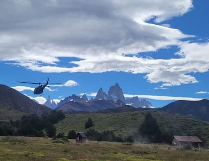 El helicóptero militar cumplió un operativo muy delicado entre El Chaltén y el cordón montañoso para evacuar a un escalador accidentado