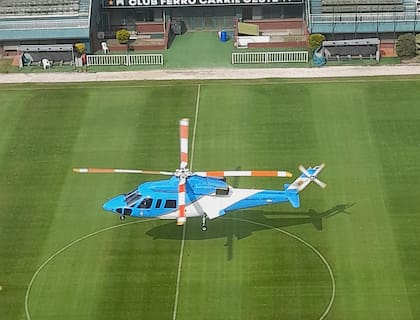 El helicóptero presidencial, aterrizando en el estadio de Ferro; Fernández fue hasta Caballito en la aeronave para dar una entrevista radial
