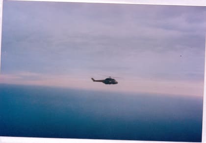 El helicóptero Puma Alfa Eco 505, del Ejército, en pleno vuelo durante la guerra de Malvinas