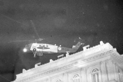 El helicóptero que debía llevar a la presidenta María Estela Martínez de Perón a Olivos y que le trasladó a Aeroparque, donde quedó detenida