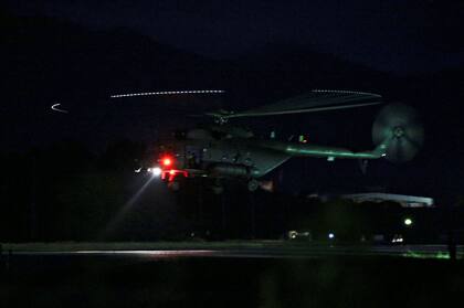El helicóptero que lleva a los chicos al hospital