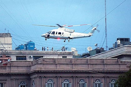 El helicóptero que se llevó a De la Rua luego de firmar su renuncia en la casa de Gobierno
