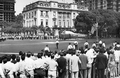 El helicóptero que transporta a Eisenhower, frente a la embajada norteamericana en Buenos Aires, el 26 de febrero de 1960